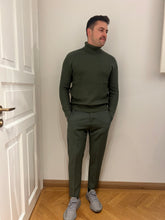 Laden Sie das Bild in den Galerie-Viewer, Green Pullover
