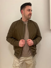 Laden Sie das Bild in den Galerie-Viewer, Bomberjacke
