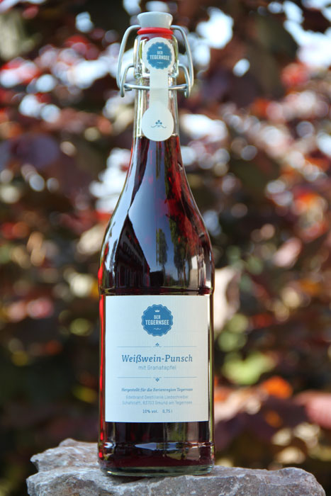 Weißwein-Punsch mit Granatapfel